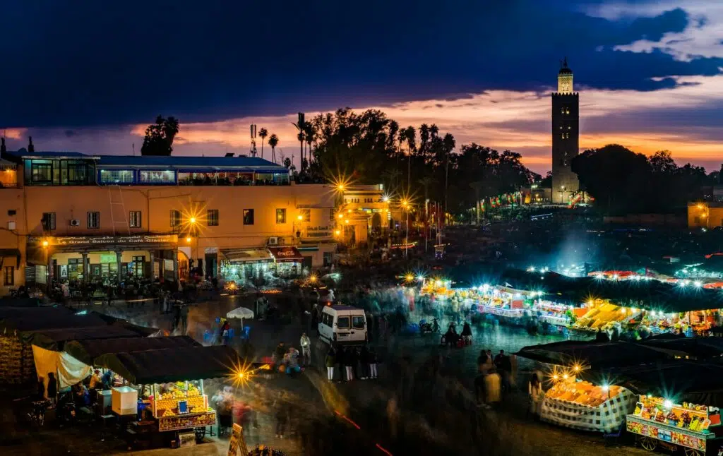 La place Jemaa el Fna de nuit, un symbole de Marrakech