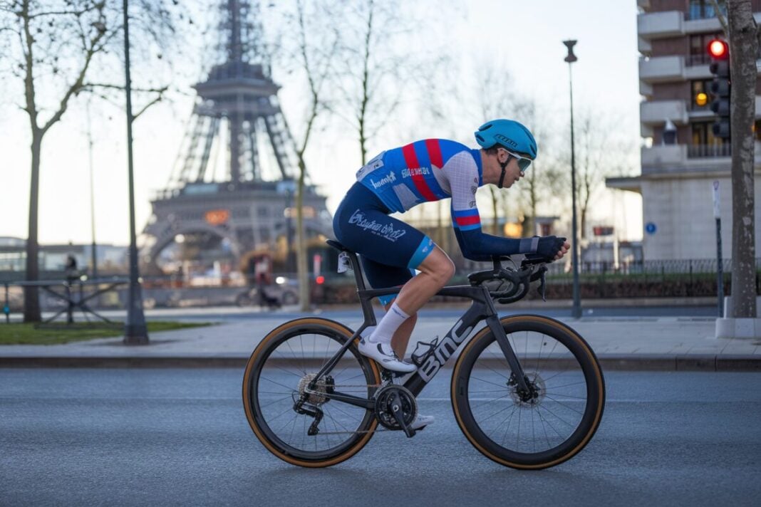 BMC et Royal Vélo France : un partenariat stratégique pour booster le marché français du cyclisme Un cycliste sur un vélo BMC à Paris, symbolisant le partenariat avec Royal Vélo France.
