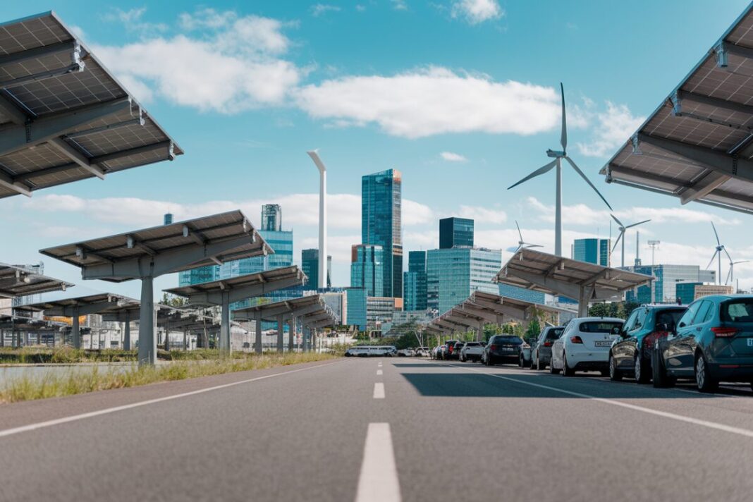 BEI, FEI et BPCE : Un milliard d'euros pour booster l'innovation et la transition énergétique des PME françaises Vue d'une ville européenne moderne avec des technologies vertes.