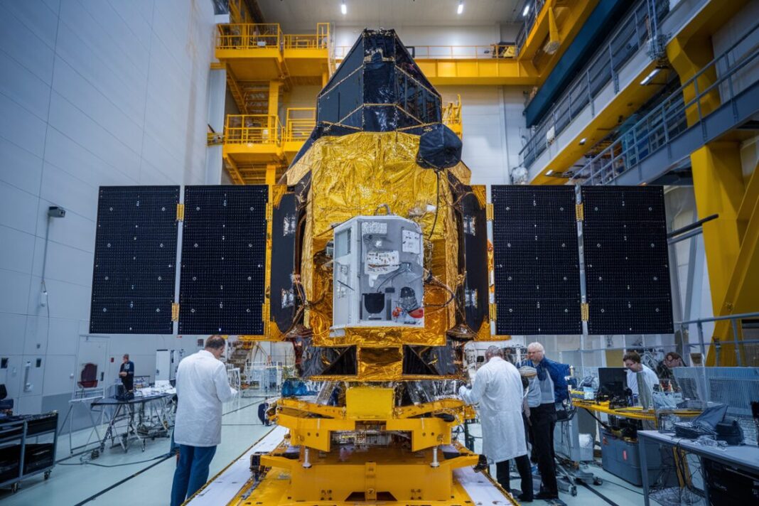Assemblage de satellite dans un centre spatial Assemblage d'un satellite dans un centre spatial européen