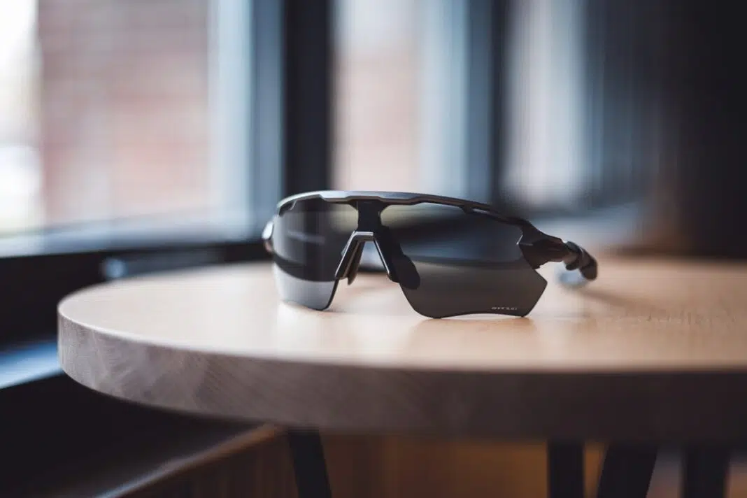 Lunettes Oakley Meta Vanguard sur table Lunettes Oakley Meta Vanguard sur une table en bois