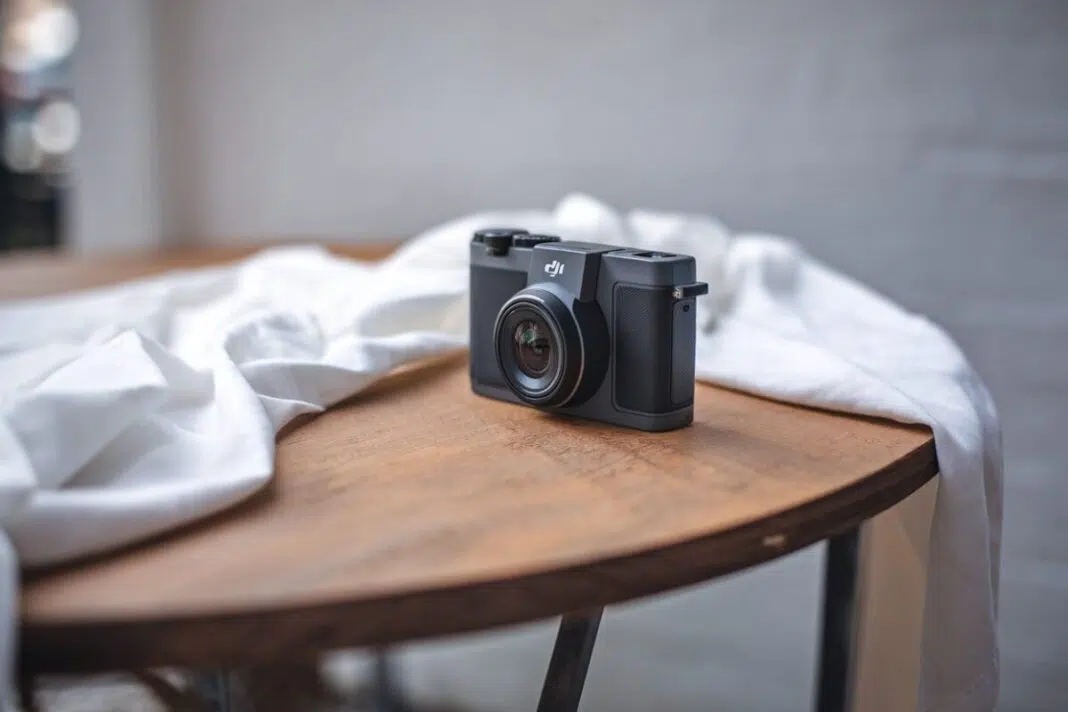 DJI Osmo 360 sur une table en bois La caméra DJI Osmo 360 posée sur une table en bois