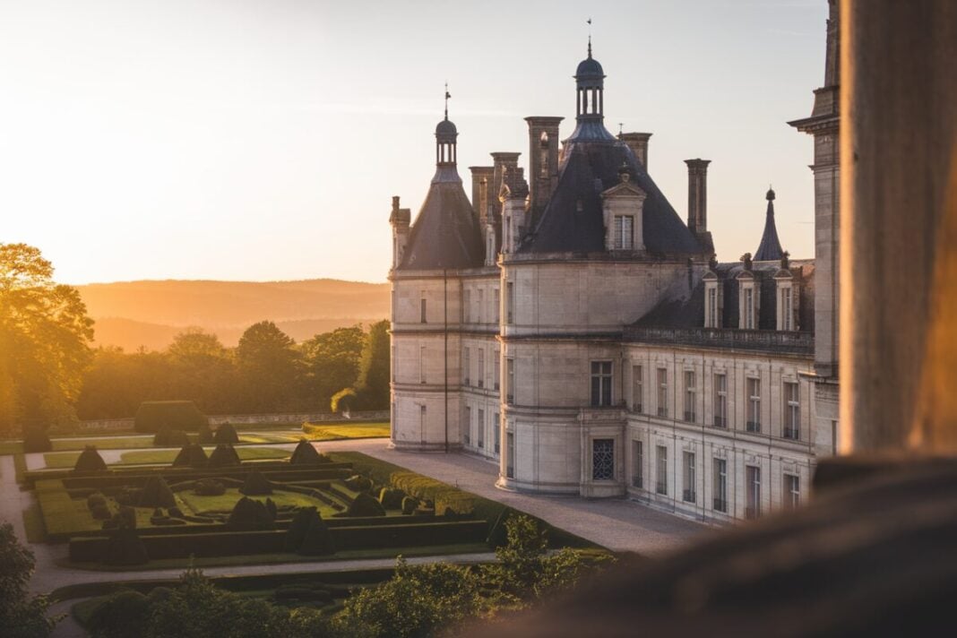 Château historique français au coucher du soleil Château avec jardins au coucher du soleil en France