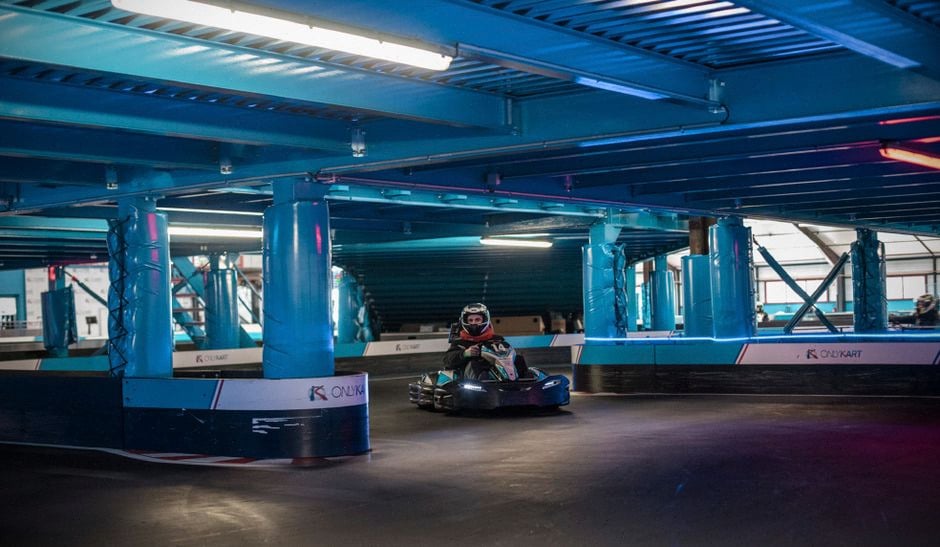 Auto-école évaluant des quadricycles électriques pour jeunes conducteurs