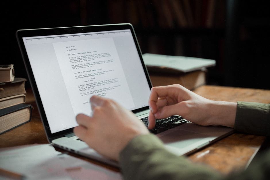 Fiche de film consultée sur ordinateur dans une rédaction moderne