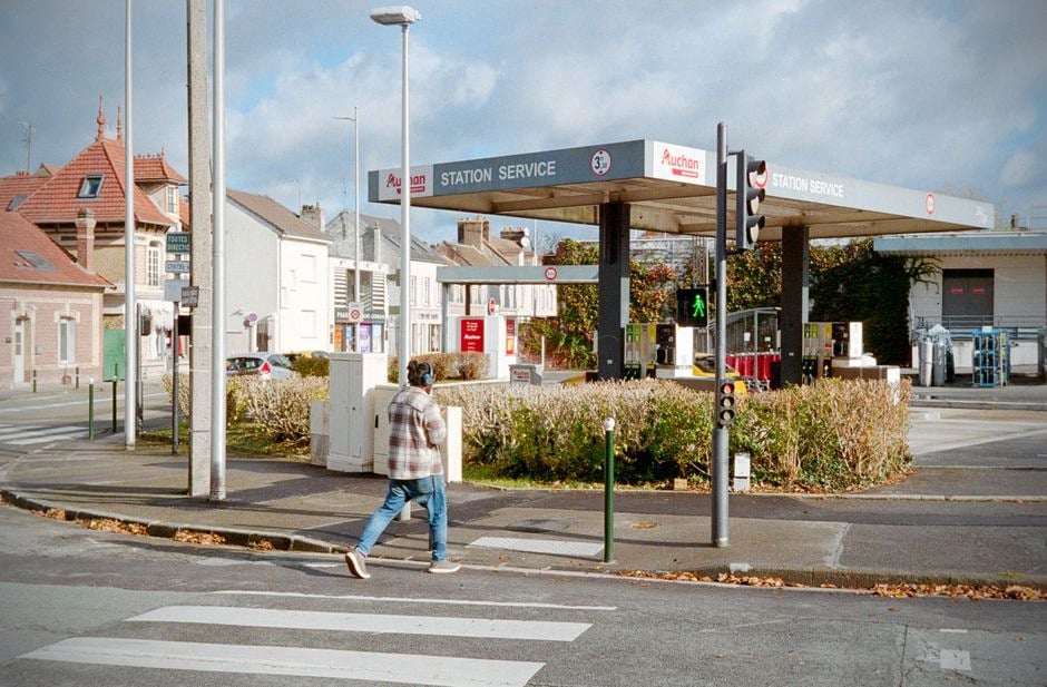 Conducteur faisant le plein de gazole dans une station-service française
