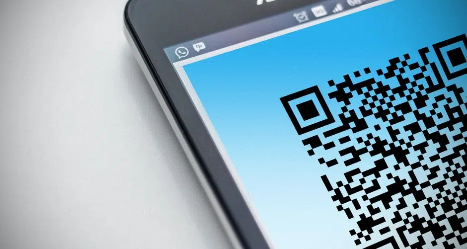 QR code frauduleux collé sur une borne de recharge électrique