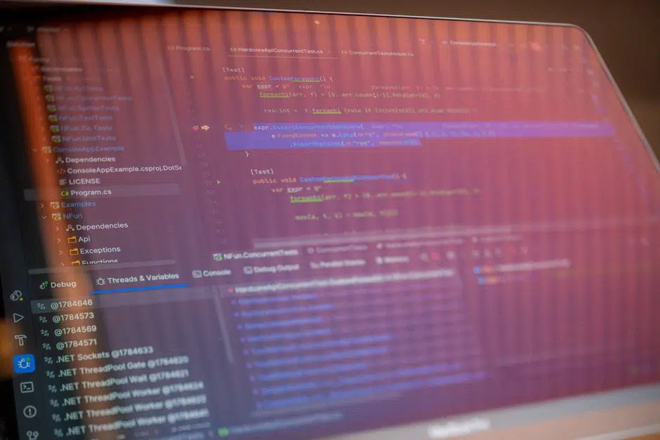 Développeur vérifiant une licence Visual Studio Professional 2026 à prix réduit