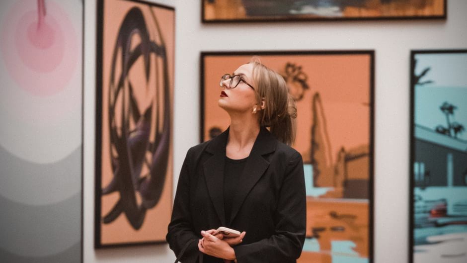 Visiteur observant une œuvre IA dans une galerie de Perpignan