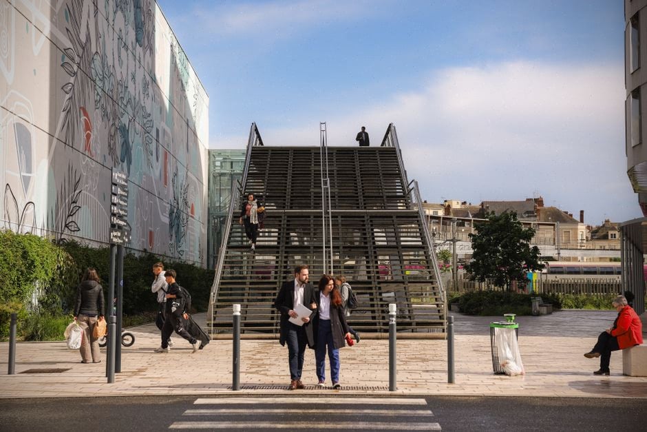 Équipe publique préparant la communication autour de Choose France 2026