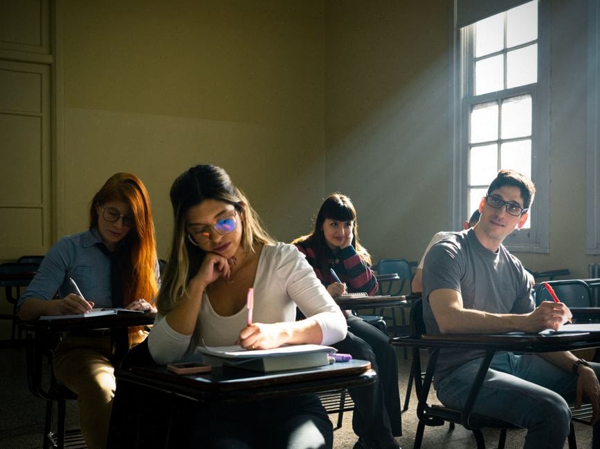 Enseignant accompagnant des élèves dans l’usage de ChatGPT en classe