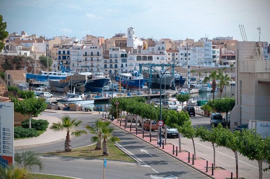 Caméra de vidéosurveillance IA à l’entrée d’un port catalan