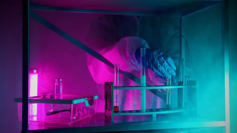 Laboratoire IA testant des vulnérabilités dans un environnement contrôlé