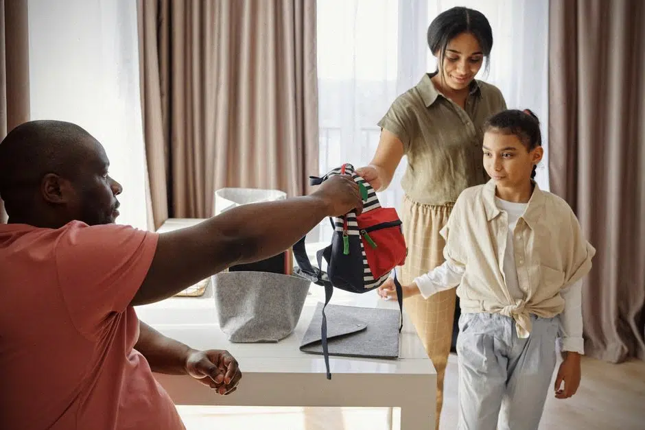 Famille préparant la rentrée avec factures et fournitures scolaires