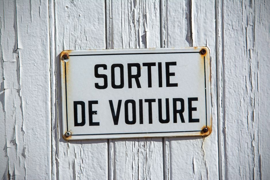 Voitures électriques d’occasion exposées chez un concessionnaire français