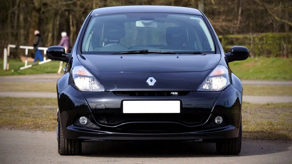 Acheteur comparant Renault Zoé et Peugeot e-208 d’occasion