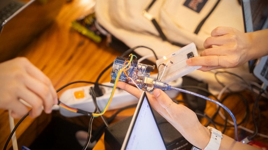 Étudiants vietnamiens testant un prototype dans un laboratoire d'innovation