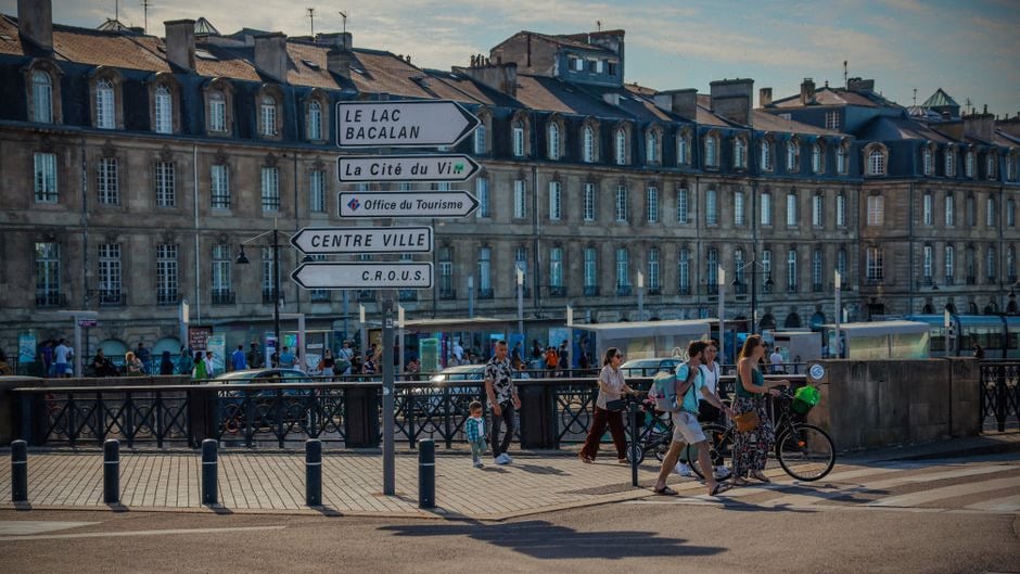 Bornes de recharge européennes utilisées par des automobilistes en ville