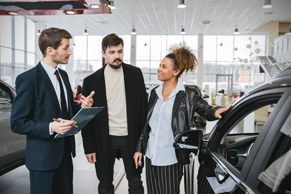 Client découvrant une petite voiture électrique abordable chez un concessionnaire