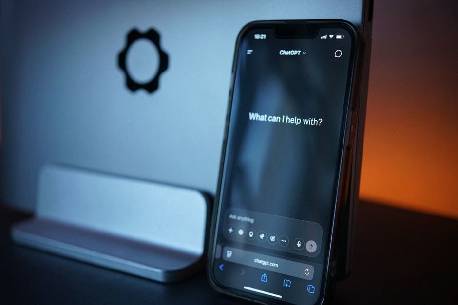 Utilisateur testant Siri AI sur un iPhone récent