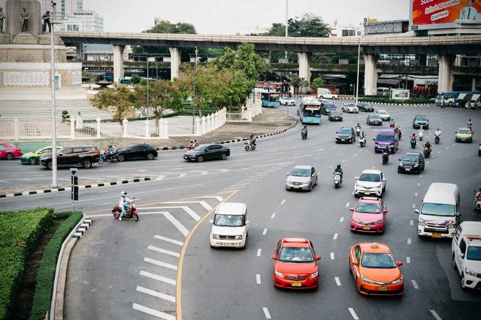 Voiture récente équipée de capteurs ADAS en circulation urbaine