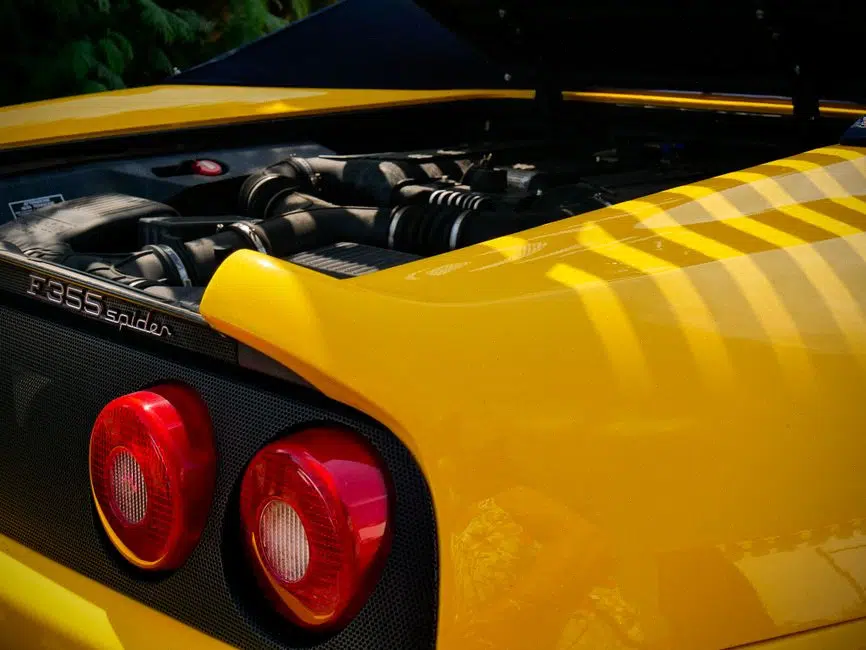 Ferrari Luce électrique en essai sur piste moderne
