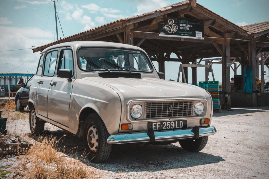 Acheteur comparant le prix de la Renault 5 E-Tech en concession