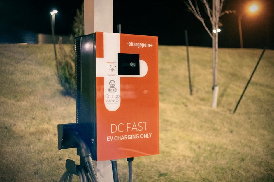 Tarifs de recharge électrique affichés sur une borne rapide moderne