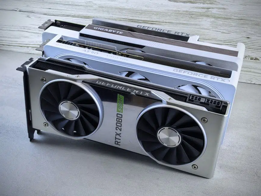 Développeur testant ROCm 10 sur une station GPU moderne