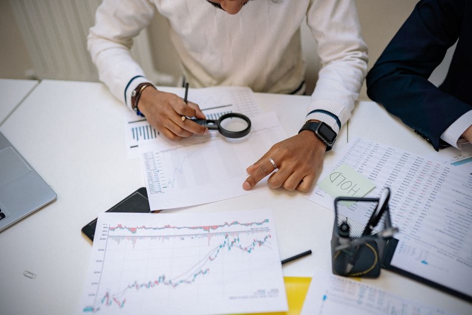 Analystes évaluant les marchés publics et obligations en portefeuille