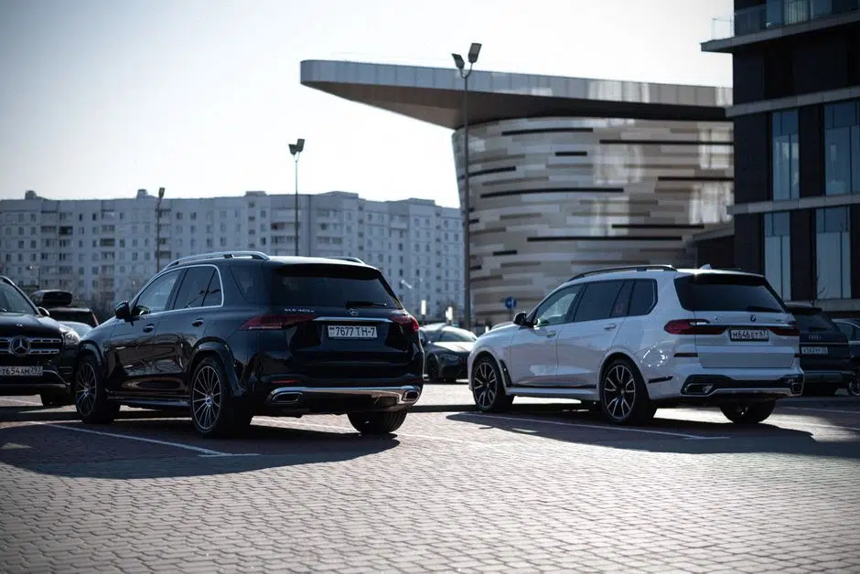 Concession automobile européenne avec SUV électriques et citadines modernes