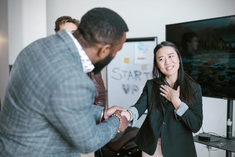 Fondateur de start-up vietnamienne échangeant avec un investisseur
