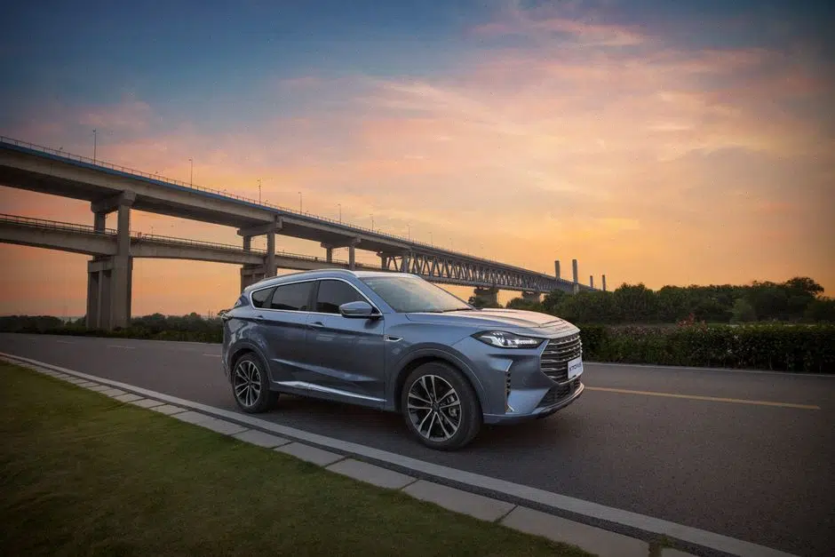 Concession chinoise présentant un SUV électrique premium à prix compétitif