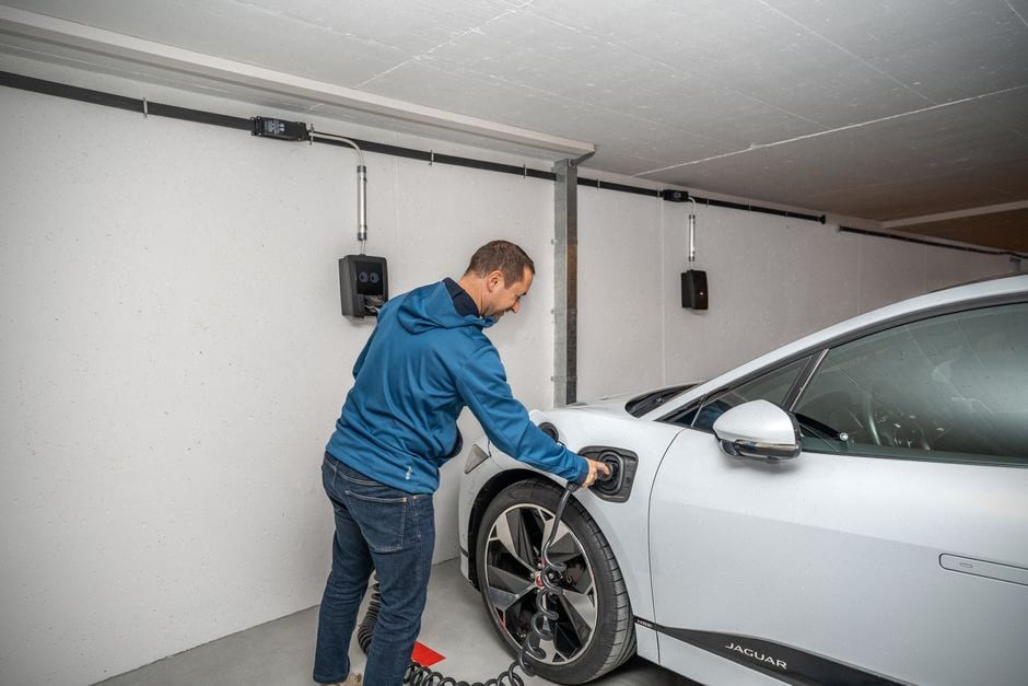 Recharge à domicile d'une voiture électrique avant un trajet quotidien
