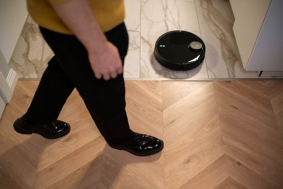 Robot aspirateur avec lidar cartographiant un salon encombré
