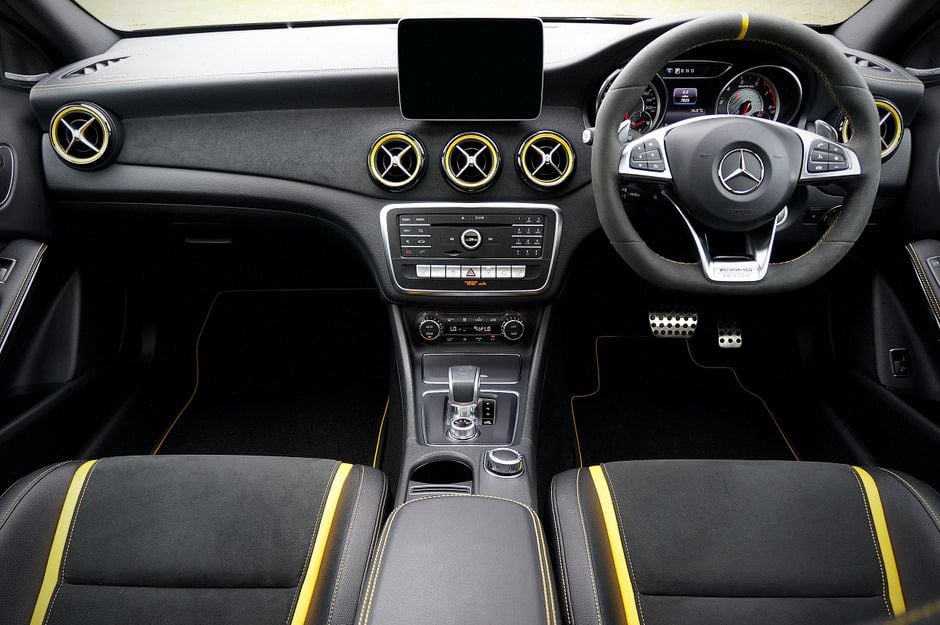 Habitacle premium du Mercedes GLA électrique avec technologies embarquées