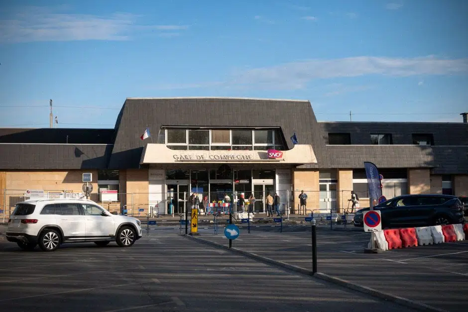 Bornes de recharge électriques installées sur un parking de supermarché français