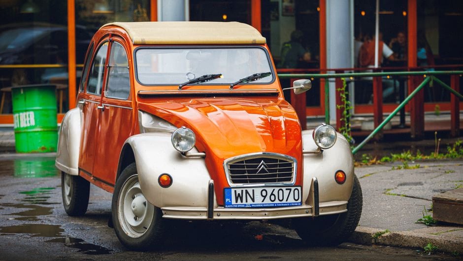 Client découvrant une voiture électrique dans une concession Citroën moderne
