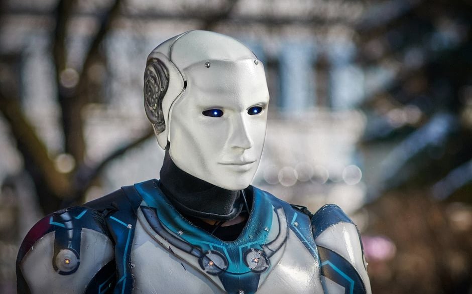 Robot humanoïde observé dans un musée technologique contemporain