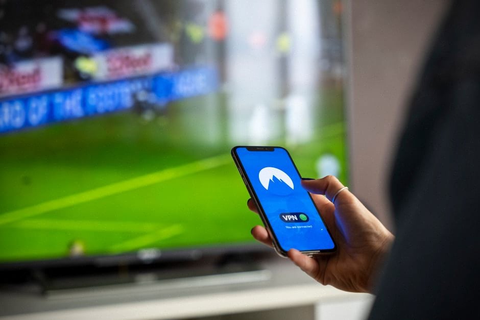 Annonceurs étudiant les coûts publicitaires du streaming financé par IA
