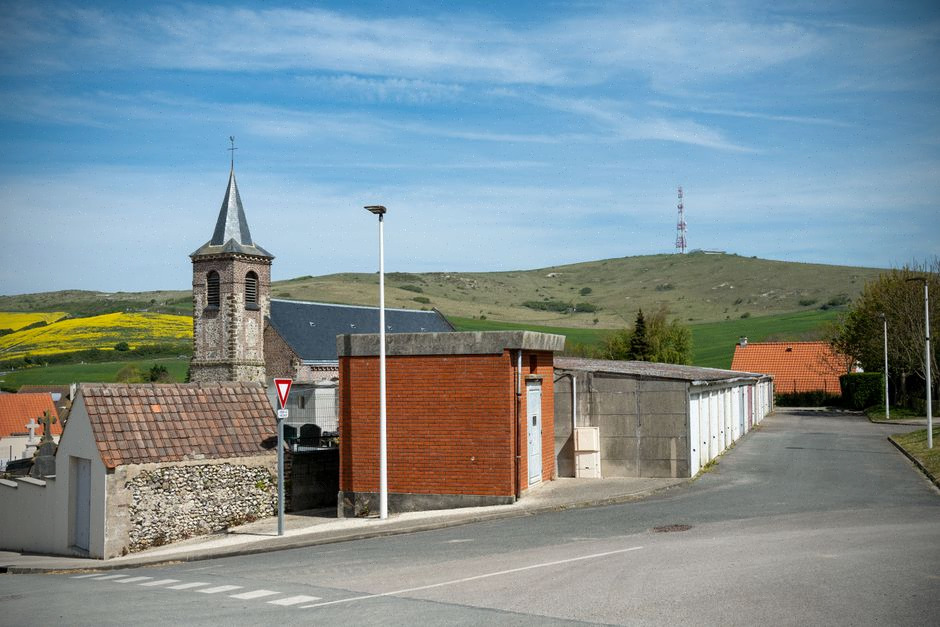 Borne de recharge électrique dans une commune rurale française