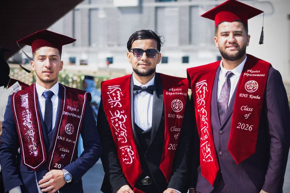 Chercheurs tunisiens en laboratoire d’intelligence artificielle universitaire moderne à Tunis