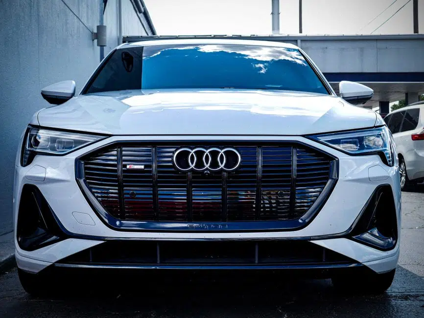 Audi Q4 e-tron branché sur borne de recharge rapide