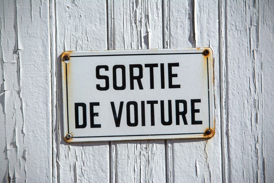 Conducteur de voiture électrique cherchant une borne de recharge rapide