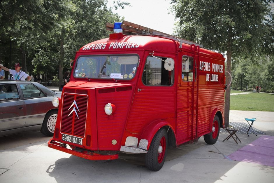 Pompiers sécurisant une voiture électrique incendiée à Mougins