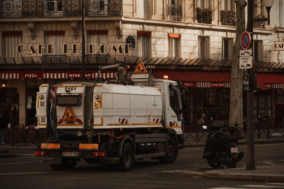 Conducteur professionnel faisant le plein de gazole pour son utilitaire