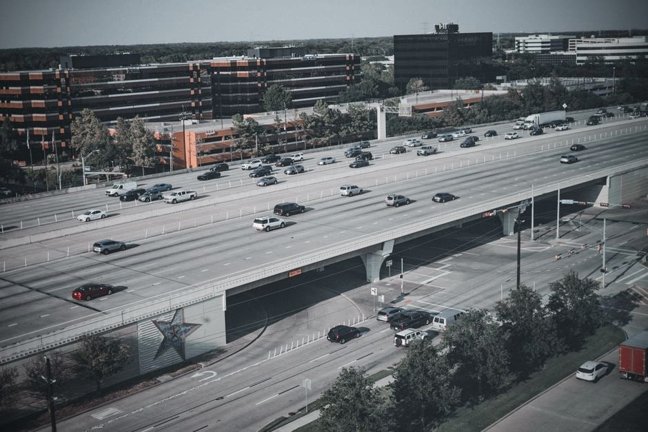 Files de voitures électriques devant des bornes rapides sur autoroute