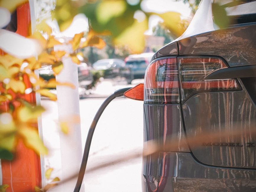 Budget mensuel automobile comparant carburant entretien et recharge électrique