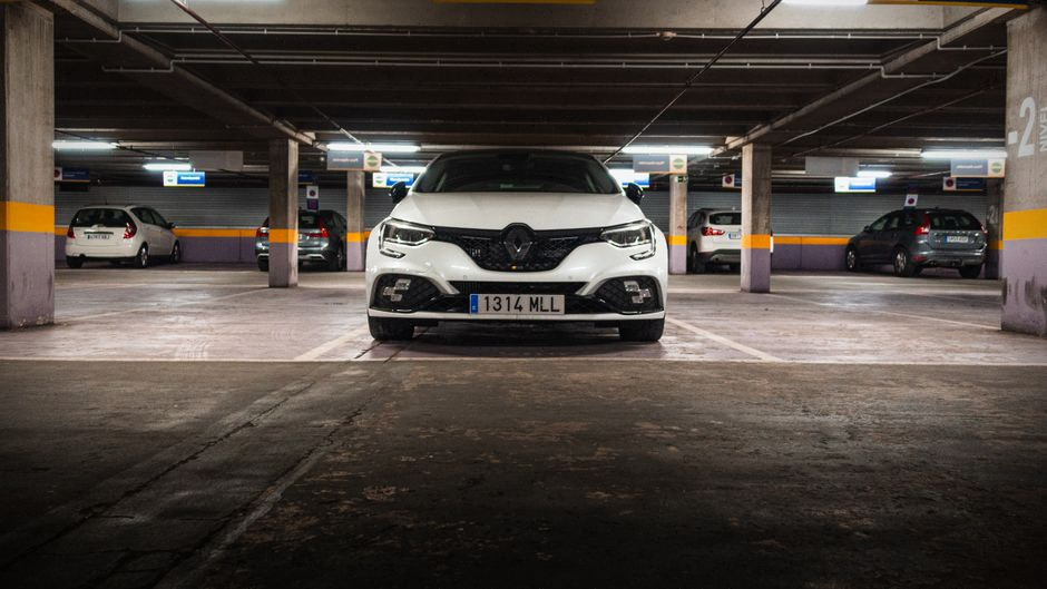 Renault Scénic E-Tech électrique en recharge rapide familiale
