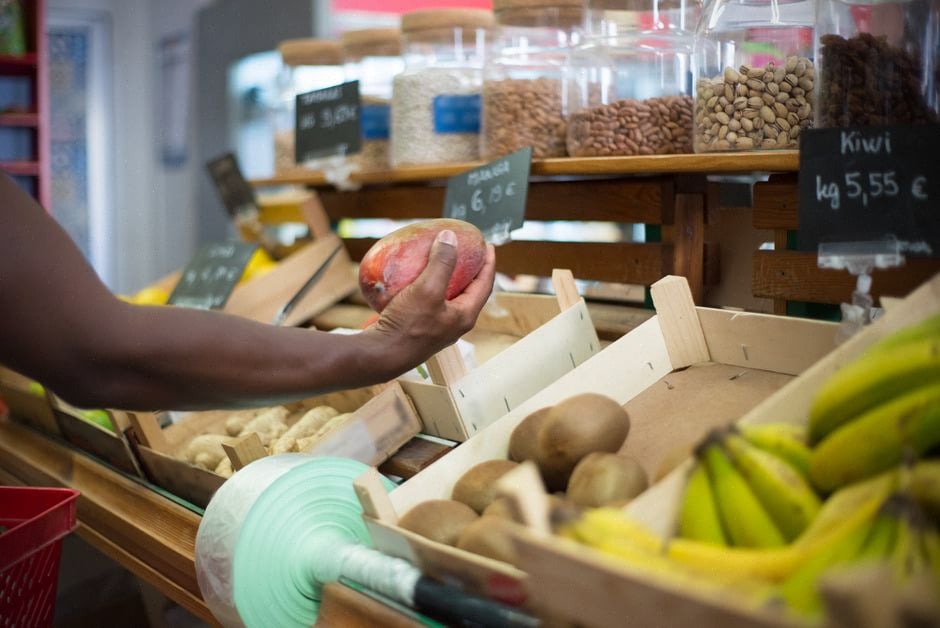 Consommateur comparant les prix alimentaires dans un supermarché français